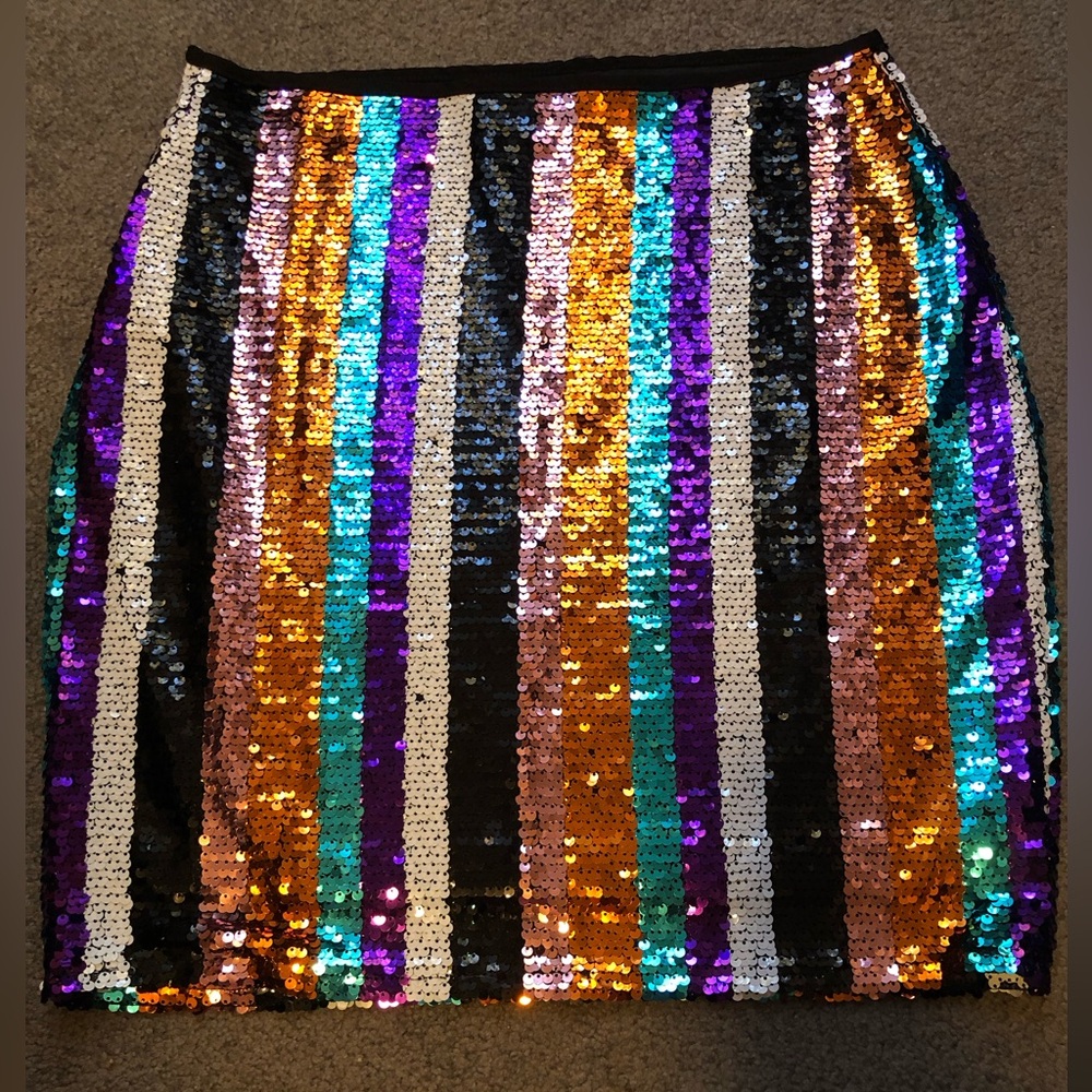 Sequin covered NWT mini skirt - Picture 2 of 3